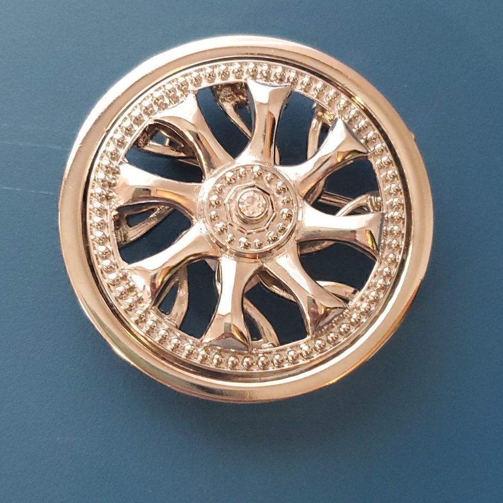 Wheel rim spinning center belt buckle